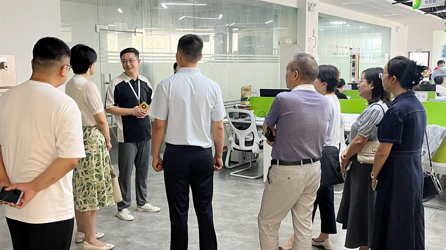 宜昌市伍家岗区领导一行莅临湖北纳新网络科技有限公司调研数字经济企业发展2