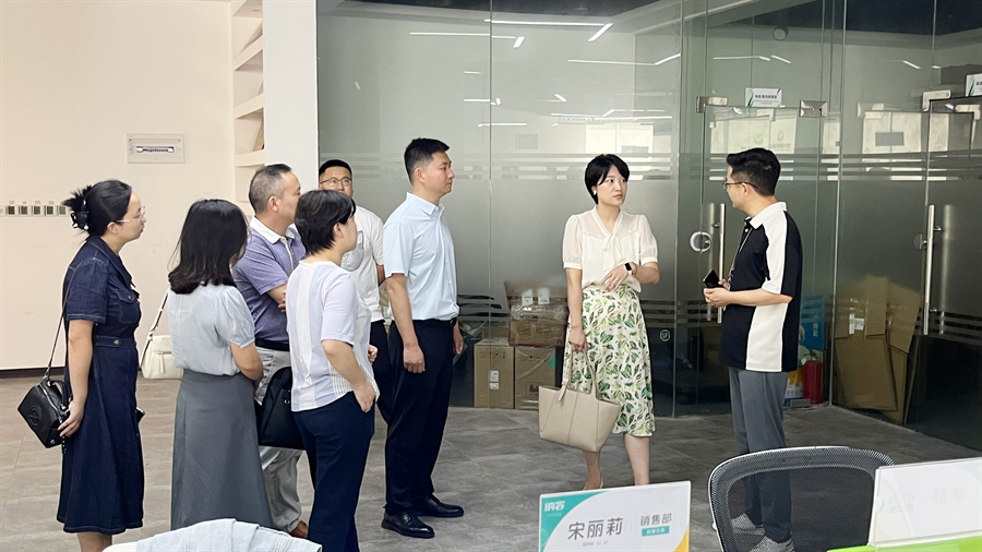 宜昌市伍家岗区领导一行莅临湖北纳新网络科技有限公司调研数字经济企业发展1